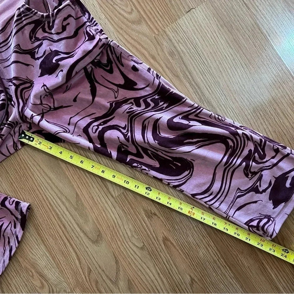 LuLaRoe Cozy Crystal Velour Crop Capri Pants Sz Med Solid Pink Magenta Swirl - Picture 8 of 10